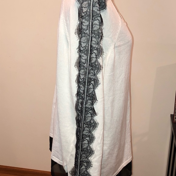 ⛲️ Soft & Lacy Liz Claiborne Top ⛲️ - Picture 3 of 8